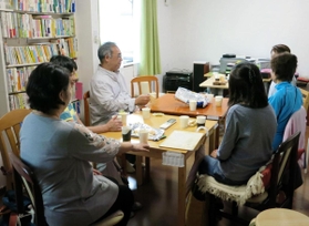 シングル介護の悩みを語り合う参加者ら＝宝塚市売布東の町
