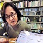 遺族会の検索サイトを紹介する黒川雅代子教授＝京都市伏見区、龍谷大学