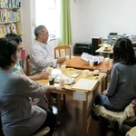 シングル介護の悩みを語り合う参加者ら＝宝塚市売布東の町