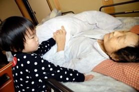 おばあちゃんの目はもう開かない。でも声を聞かせてくれる。「ゆずちゃ～ん、後のこと頼むで～」＝滋賀県