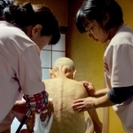 胃がんが見つかり、旅立ちが近い。一本筋の通ったじいちゃんの背中に大事に、大切に触れる＝滋賀県
