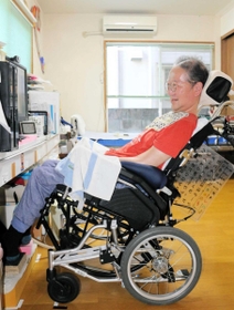 足の指でパソコンを操作する西村隆さん＝芦屋市内