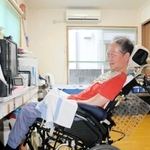 足の指でパソコンを操作する西村隆さん＝芦屋市内
