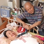 口文字で会話をする米田晴美さん（手前）と夫の裕治さん。昨年は奈良県の中学校に招かれ、話をした。「どこへでも行く。楽しいから」＝西宮市内（撮影・吉田敦史）