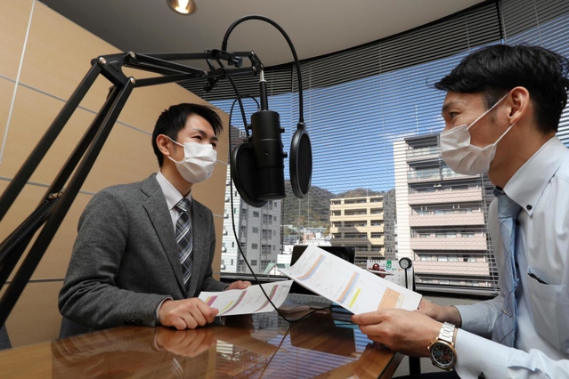 田辺義宗さん（左）と新井智尊さん。男性同士の結婚相談所を開設し、ユーチューブで情報発信も＝神戸市中央区二宮町、ベストリアン（撮影・長嶺麻子）