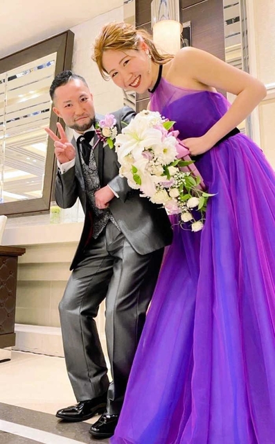 結婚式を挙げた東根歩夢さん（左）と中川未悠さん＝２０２１年２月（東根さん提供）