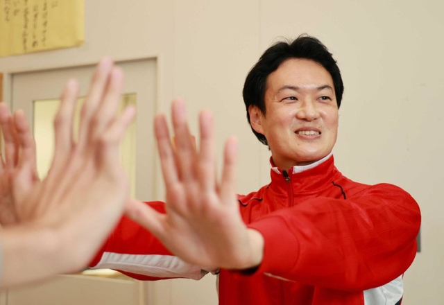 人との距離感などを歌やダンスで教える養護教諭の船木雄太郎さん＝大阪府枚方市、府立刀根山支援学校大阪精神医療センター分教室（撮影・長嶺麻子）