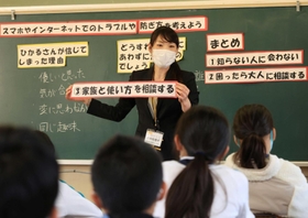 「絶対、性被害に遭ってほしくない」。思いを胸に、教壇に立つ尾崎枝理子さん＝神戸市須磨区南落合３（撮影・吉田敦史）