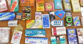 講演会場に並べられたさまざまな避妊具