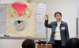 立体的な教材で性器について教える思春期保健相談士の徳永桂子さん＝いずれも神戸市中央区橘通３