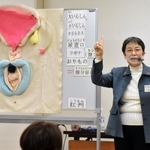 立体的な教材で性器について教える思春期保健相談士の徳永桂子さん＝いずれも神戸市中央区橘通３