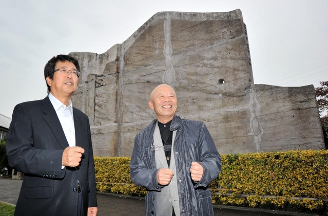 神戸の壁の前で今後の意気込みを語る北淡震災記念公園の宮本肇総支配人とリメンバー神戸プロジェクトの三原泰治代表＝淡路市小倉（撮影・内田世紀）