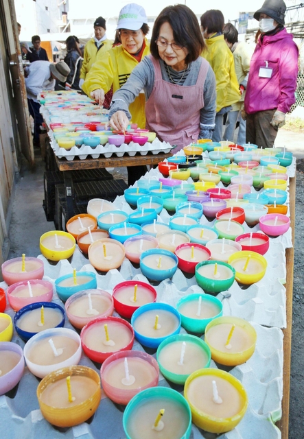 「１・１７のつどい」でともすろうそくを作るボランティア＝２８日午前、神戸市灘区（撮影・小林良多）