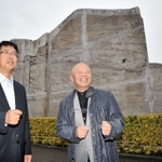 神戸の壁の前で今後の意気込みを語る北淡震災記念公園の宮本肇総支配人とリメンバー神戸プロジェクトの三原泰治代表＝淡路市小倉（撮影・内田世紀）