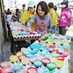 「１・１７のつどい」でともすろうそくを作るボランティア＝２８日午前、神戸市灘区（撮影・小林良多）