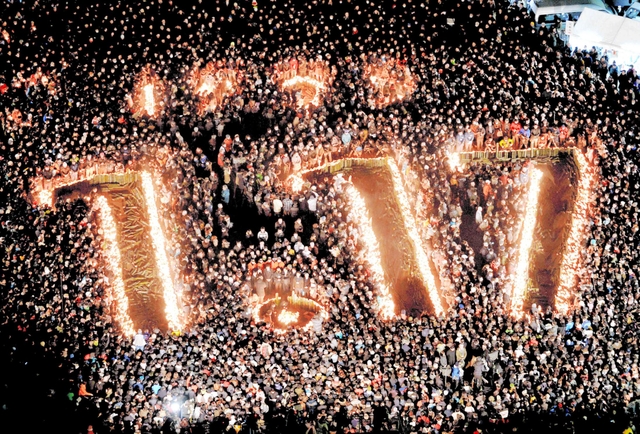 竹灯籠の火で「１・１７」の文字が浮かび上がった震災２０年の「１・１７のつどい」＝２０１５年１月１７日、東遊園地