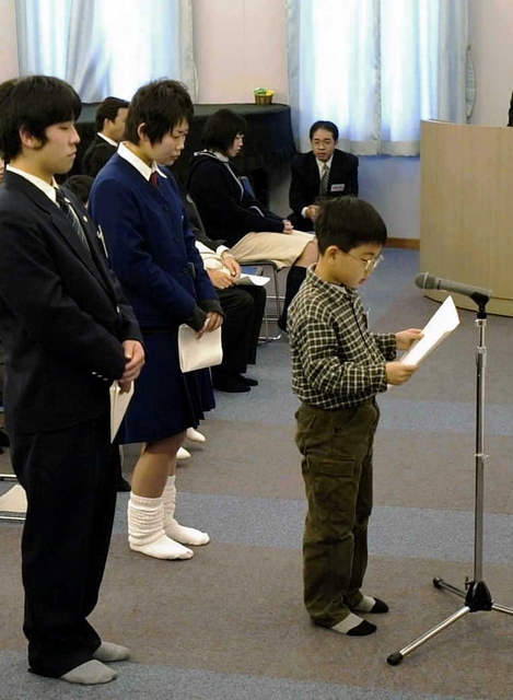 母親への作文を読む男児＝２００１年１月１３日