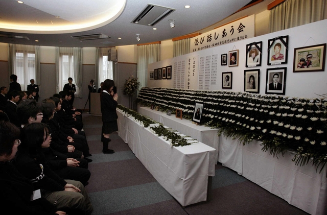 遺児が手紙を朗読し、故人をしのんだ追悼式＝２００７年１月１４日、いずれも神戸市東灘区本庄町１