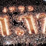 竹灯籠の火で「１・１７」の文字が浮かび上がった震災２０年の「１・１７のつどい」＝２０１５年１月１７日、東遊園地