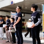 そろいのＴシャツを着て、協力を呼び掛けるＨＡＮＤＳのメンバー＝神戸市中央区三宮町１