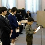 母親への作文を読む男児＝２００１年１月１３日