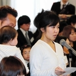 夫と長女に見守られ手紙を朗読する女性＝２０１５年１月１１日