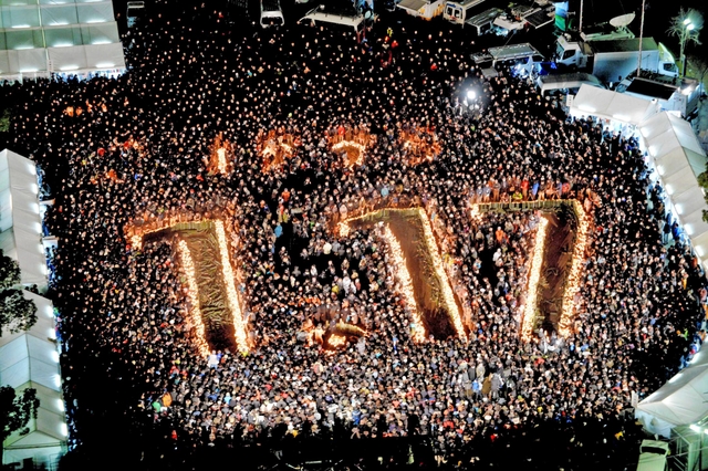 竹灯籠の火で「１・１７」の文字が浮かび上がった震災２０年の１・１７のつどい＝２０１５年１月１７日、神戸市中央区加納町６