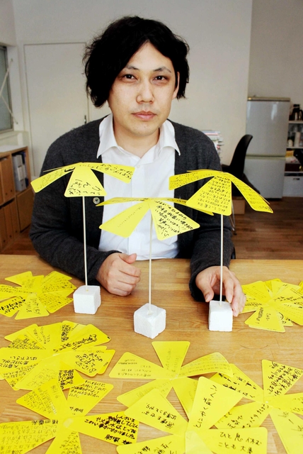 メッセージ入りの黄色い花を飾る「シンサイミライノハナ」プロジェクトに取り組む西川亮さん＝大阪市住之江区