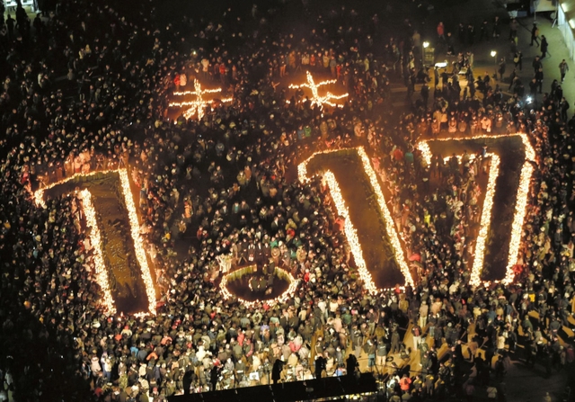 震災２１年。竹灯籠で刻まれた文字は従来の「１・１７」の上に「未来」が加わった＝１７日早朝、神戸市中央区、東遊園地（撮影・田中靖浩）