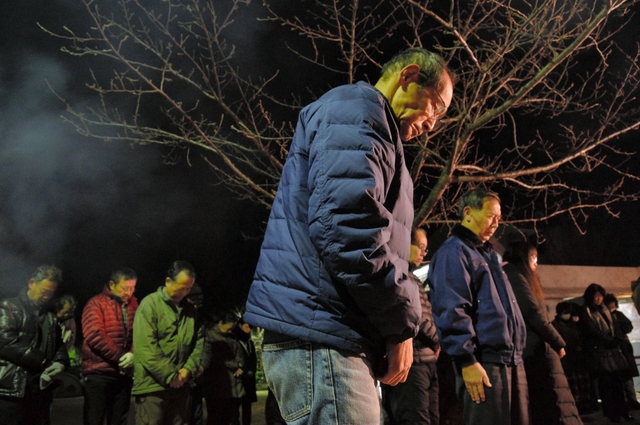 地震の発生時刻に黙とうする人たち＝１７日午前５時４６分、芦屋市津知町、津知公園（撮影・三津山朋彦）