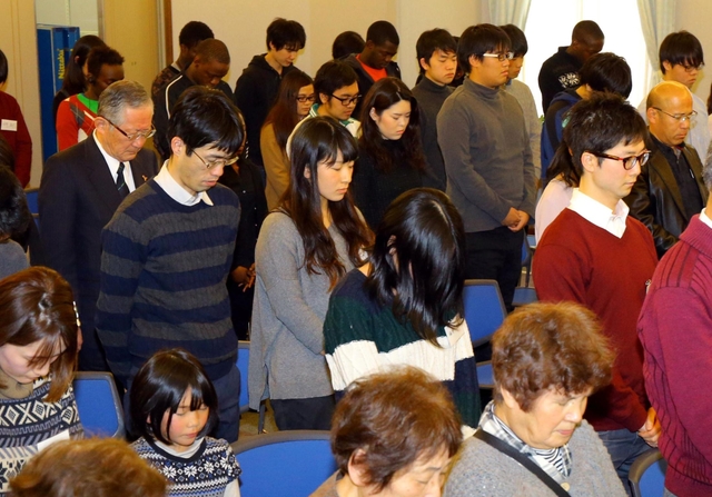 震災で亡くなった人たちに黙とうする遺児や家族ら＝１６日午後、神戸市東灘区本庄町１（撮影・大森　武）