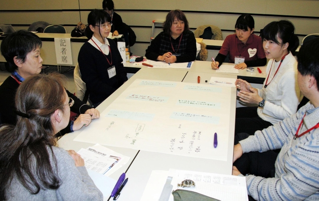 被災者支援の課題などを語り合う参加者＝１６日午後、神戸市中央区東川崎町１