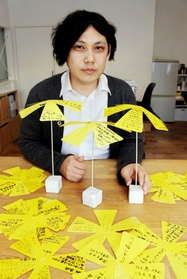 メッセージ入りの黄色い花を飾る「シンサイミライノハナ」プロジェクトに取り組む西川亮さん＝大阪市住之江区