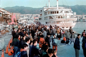 大阪と神戸を結び、被災者を運んだシルフィード＝１９９５年１月２１日、神戸市中央区、高浜岸壁