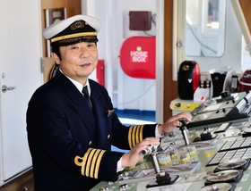 神戸の復興とともに歩むコンチェルトの青木秋茂船長＝神戸市中央区、神戸港（撮影・中西幸大）