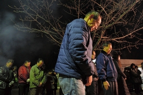 地震の発生時刻に黙とうする人たち＝１７日午前５時４６分、芦屋市津知町、津知公園（撮影・三津山朋彦）