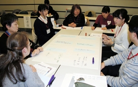 被災者支援の課題などを語り合う参加者＝１６日午後、神戸市中央区東川崎町１