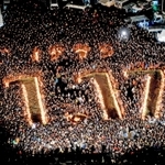 竹灯籠の火で「１・１７」の文字が浮かび上がった震災２０年の１・１７のつどい＝２０１５年１月１７日、神戸市中央区加納町６