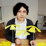 メッセージ入りの黄色い花を飾る「シンサイミライノハナ」プロジェクトに取り組む西川亮さん＝大阪市住之江区