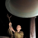 阪神・淡路大震災の２年後から毎日、午前５時４６分に鐘を突き続ける宇賀芳樹住職＝神戸市須磨区、浄徳寺