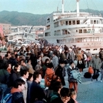 大阪と神戸を結び、被災者を運んだシルフィード＝１９９５年１月２１日、神戸市中央区、高浜岸壁