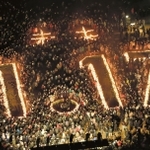 震災２１年。竹灯籠で刻まれた文字は従来の「１・１７」の上に「未来」が加わった＝１７日早朝、神戸市中央区、東遊園地（撮影・田中靖浩）