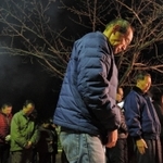 地震の発生時刻に黙とうする人たち＝１７日午前５時４６分、芦屋市津知町、津知公園（撮影・三津山朋彦）