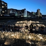 「生」のオブジェをライトアップし、黙とうする市民ら＝１６日夕、宝塚市の武庫川中州（撮影・三津山朋彦）