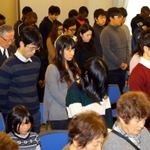 震災で亡くなった人たちに黙とうする遺児や家族ら＝１６日午後、神戸市東灘区本庄町１（撮影・大森　武）