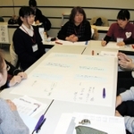 被災者支援の課題などを語り合う参加者＝１６日午後、神戸市中央区東川崎町１