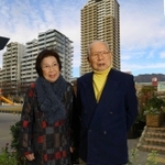 再開発でできた防災公園の傍らにある慰霊碑の前で、震災後の日々を振り返る上野貞冶さん（右）と妻明子さん＝神戸市灘区桜口町４（撮影・大森　武）