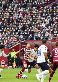 Ｊ１開幕戦でプレーするイニエスタ選手ら。新型コロナウイルスの感染拡大防止のため、マスクを着けた観客がスタンドを埋めた＝２０２０年２月、神戸市兵庫区のノエビアスタジアム神戸