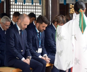 神妙な表情で必勝祈願に臨んだ（写真中央は元スペイン代表ビジャさん）＝２０１９年２月、神戸市兵庫区の和田神社