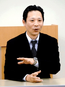 判決後、記者会見に応じる裁判員の男性＝１８日午後、神戸地裁（代表撮影）